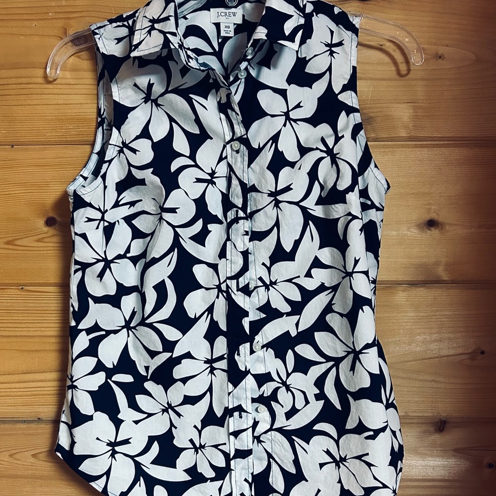 J Crew sleeveless blouse XS navy white cotton beach walking shopping outside